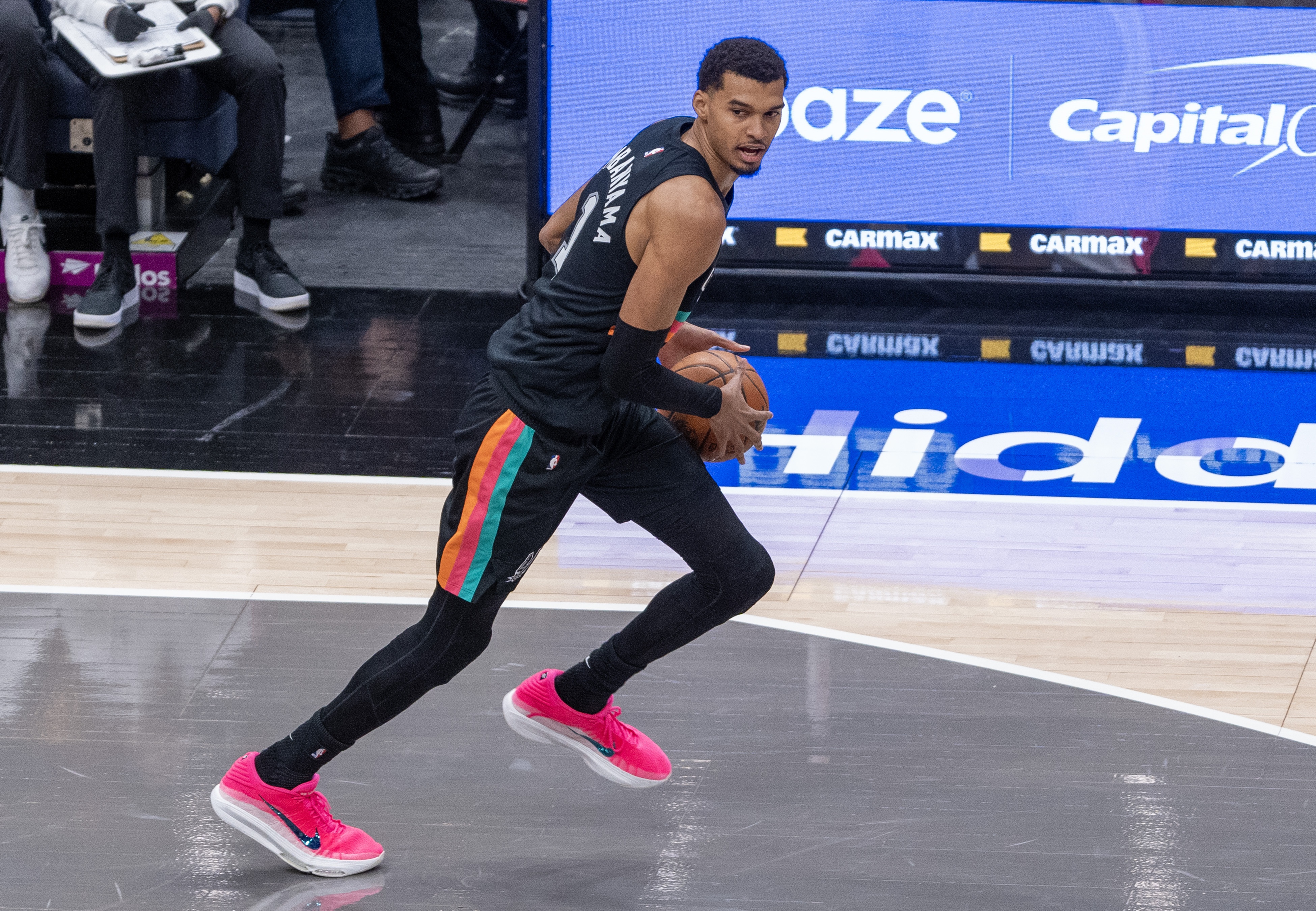 九游电竞直播-被推了一下？文班亚马强攻欲隔扣切特 遭对手大帽拒绝