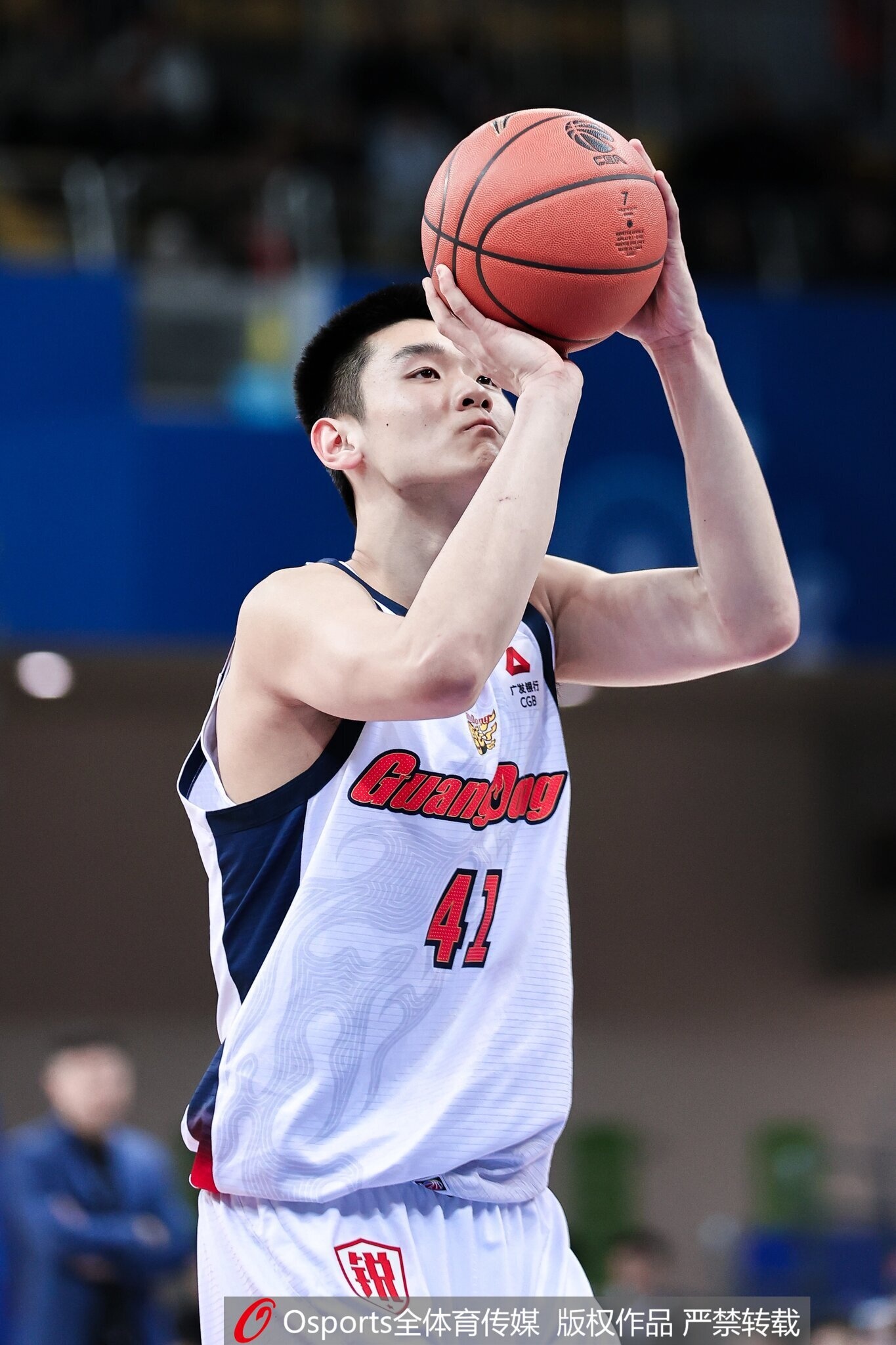 真人娱乐-媒体人：王洪泽用稚嫩肩膀扛起广东脆弱内线 他值得更多时间&amp;机会